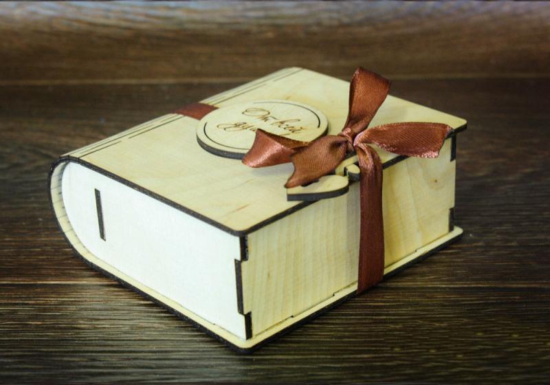 Подарить девушке книги. Коробка книжка подарочная. Коробка для книг. Красивые коробочки книжки. Подарок из книг.
